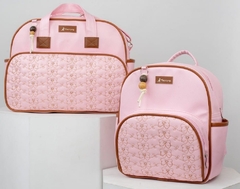 Conjunto de bolsa e mochila na cor rosa, com detalhes em marrom com laços bordados.