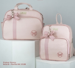 Conjunto de bolsa G e mochila na cor rosa, com detalhes em laço, apresentando bordado de borboleta.