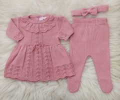 Conjunto de saída de maternidade Yasmin em rosa, com vestido, calças e faixa para cabeça combinando.