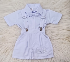 Conjunto batizado infantil na cor branca, com camisa curta, gravata borboleta e suspensórios, adornado com bordado de ursos.