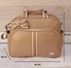 Conjunto de bolsas caramelo, incluindo uma bolsa grande e uma bolsa pequena, com detalhes em laço e dimensões visíveis.