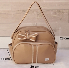 Conjunto de bolsa grande e pequena na cor caramelo, com detalhes de laço e medidas visíveis.