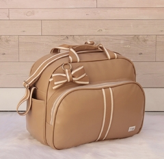 Conjunto de bolsas na cor caramelo, composto por uma bolsa grande e uma bolsa pequena, com detalhes em laço e faixas.