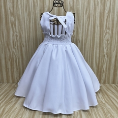 Vestido de festa Bella, branco, com detalhes em laço, dando o ajuste perfeito nas costas.