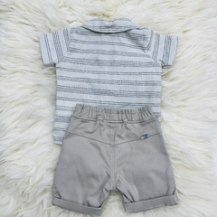 Conjunto infantil com camisa listrada e shorts bege.