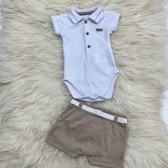 Conjunto infantil com body branco e shorts bege.