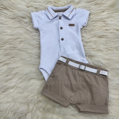 Conjunto infantil composto por um body branco com gola e um short bege com cinto.