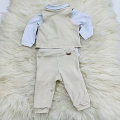 Conjunto Baby Paraíso composto por uma body de manga longa branca e um colete bege, acompanhado de calças.