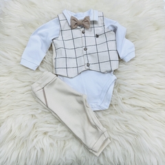 Conjunto Baby Paraiso para bebê, incluindo body branco, colete xadrez e calça clara.