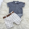 Conjunto Baby Paraiso com camisa cinza e bermuda marfim com estampa quadriculada.