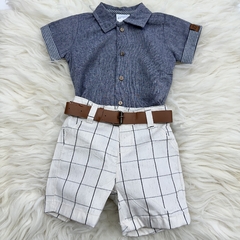 Conjunto Baby com Body cinza e shorts marfimquadriculados, acompanhado de um cinto marrom.