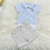 Conjunto Baby composto por um Body azul clara com gravata borboleta e um short bege.