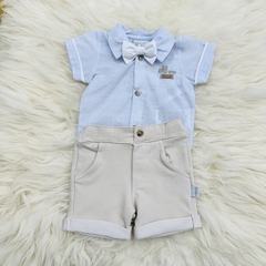 Conjunto Baby composto por um Body azul claro com laço e bermuda bege.