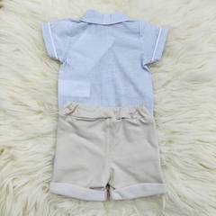 Conjunto Baby Paraiso com Body azul claro e shorts bege, visto de trás.