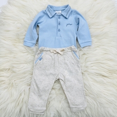 Conjunto babycomposto por um body azul com colarinho e calças claras com detalhes em azul.