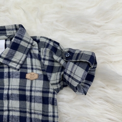 Body Anjos Baby, camisa xadrez para bebê com detalhes em azul e cinza