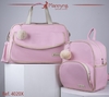 Conjunto de bolsa G e mochila na cor rosa, com pompons decorativos