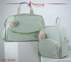 Conjunto de bolsa G e mochila na cor verde menta, exibindo detalhes como pompons e zíperes.