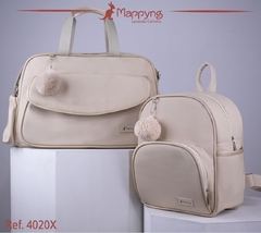 Conjunto de bolsa e mochila na cor creme, com pompom decorativo. A bolsa possui alças e um compartimento frontal, enquanto a mochila tem um design compacto e prático.