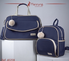 Conjunto de bolsa azul e mochila com detalhes em bege, com pompons decorativos.