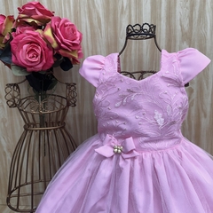 Vestido de festa infantil Loise em tom de rosa, com detalhes em bordado e laço.