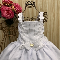 Vestido de festa infantil Kiara em detalhes, com laço e bordados delicados.