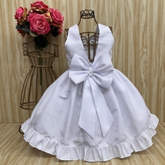 Vestido de festa infantil Floratta, branco, com laço na cintura e detalhes em babados.