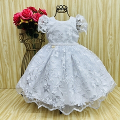 Vestido de festa infantil Liz, em tom branco, com detalhes em flores e mangas bufantes.