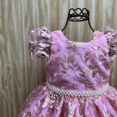 Vestido de festa infantil Liz, cor rosa, com detalhes em renda e pérolas na cintura.