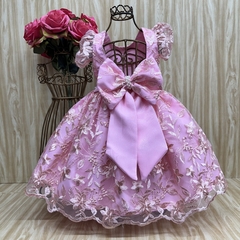 Vestido de festa infantil Liz em tom de rosa, com bordado floral e laço nas costas.