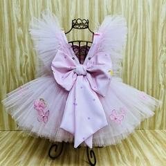 Vestido infantil estilo romper Minnie, com saia de tule rosa e laço grande, decorado com bordados de borboletas.