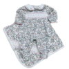 Saída de maternidade Anjos com estampa floral, detalhes em renda e bordado.