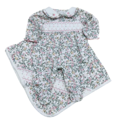 Saída de maternidade Anjos com estampa floral, detalhes em renda e bordado.