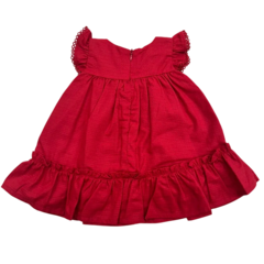 Vestido vermelho e babado na barra, ideal para bebês.