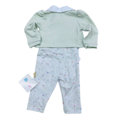 Conjunto Baby Paraíso com blusa verde e calça floral, visto de costas.