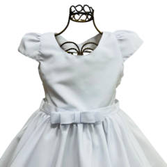 Vestido de festa infantil branco com mangas curtas e laço na cintura.