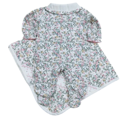 Saída de maternidade Anjos com estampa floral em tons claros, ideal para recém-nascidos.