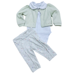 Conjunto de bebê com blusa verde clara e body branco, acompanhado de calças estampadas com flores.