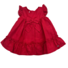 Vestido vermelho para bebê com laço na frente e babados na barra, com detalhes em renda nas mangas.