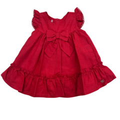 Vestido vermelho para bebê com laço na frente e babados na barra, com detalhes em renda nas mangas.