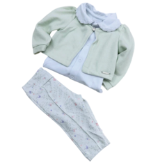 Conjunto Baby Paraíso com casaco verde claro, body branco e calça floral.