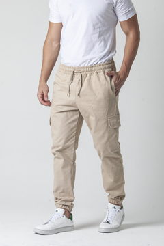 JOGGER GABARDINA/ELASTANO BOLSILLOS PLACA