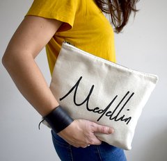 Maxicartuchera Medellín iIustrada Beige - comprar online
