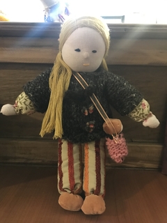 Muñeca artesanal con pelo de lana