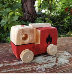 Mini camioncitos de madera