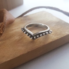 Anillo en V con Bolitas - comprar online