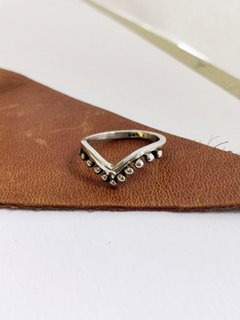 Anillo en V con Bolitas - comprar online