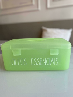 Necessaire Frasqueirinha Verde com etiqueta de Óleos Essenciais em cima da mesa.