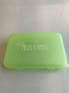 Big Case Verde com etiqueta personalizada de Meus Cabos em uma mesa.