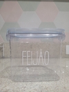 Pote Hermético Lightblue Para 1kg de alimentos em uma bancada com etiqueta personalizada de Feijão.